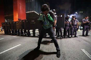 Un hombre besa la bandera