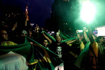 Fuegos artificiales y banderas durante
