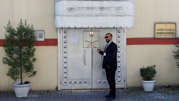 Un miembro de seguridad en