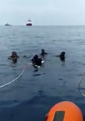 Buzos buscan los restos del