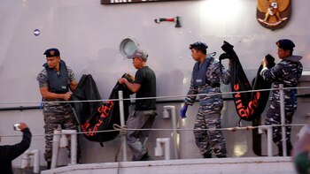 Rescatistas trasladan los cuerpos hallados