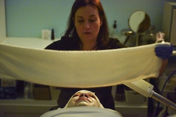 La esteticista Dawn Franklin realiza