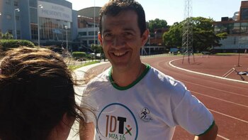 El profesor aconseja a una de