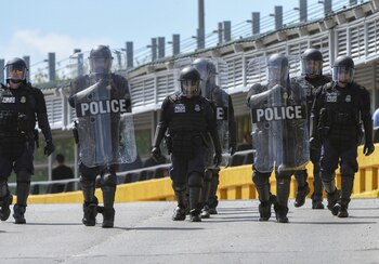 Policías desplegados en la frontera