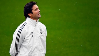 Santiago Solari es mirado de