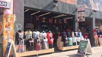 Paseo comercial en la playa