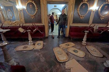 Sillas dadas vuelta y tablas