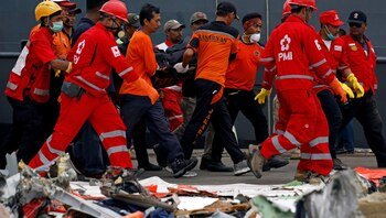 Rescatistas trasladan un cuerpo encontrado