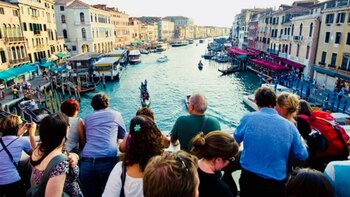 Una concentración de turistas en el