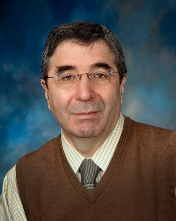 El doctor Oscar López, médico