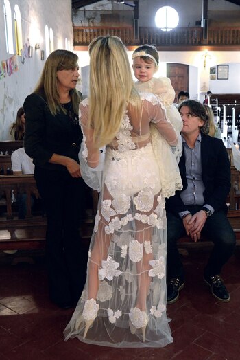 Gisela charla con los padrinos.