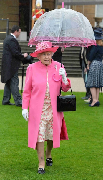 La reina, en los jardines