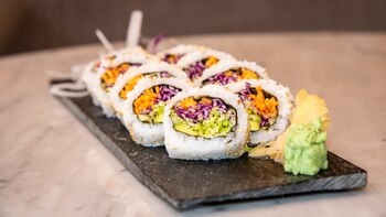 Una opción de sushi vegano,