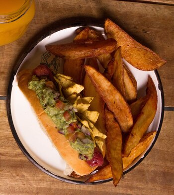 La salchicha vegana con papas,