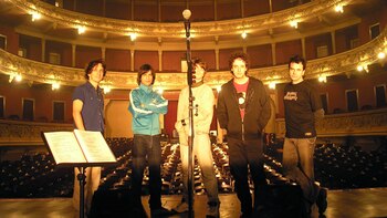 En la prueba de sonido de “Ahí vamos” en el Teatro El Círculo de Rosario junto a Gustavo Cerati y su banda (2006)
