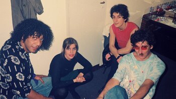 Fernando en el camarín del Teatro Coliseo junto a Charly García, Fabiana Cantilo y el “Negro” García López (1991)