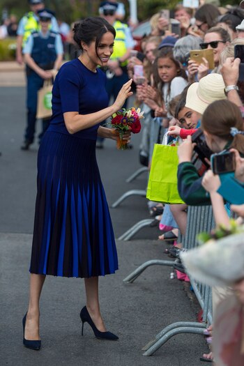 El combo de falda y suéter azul cobalto de Givenchy causó furor en las redes sociales, ya que ciertas fotos hacían que la tela se vea bastante transparente (AP Images)