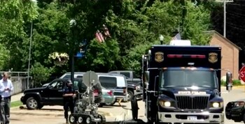 La policía de Plainwell, en Michigan, usó un robot para examinar la mochila usada por Donnelly en el robo al banco, pero en vez de bomba sólo había ropa vieja