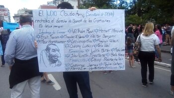 Uno de los carteles apunta