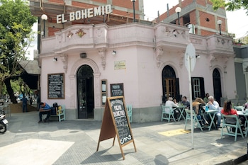 Construido en una casa reciclada,