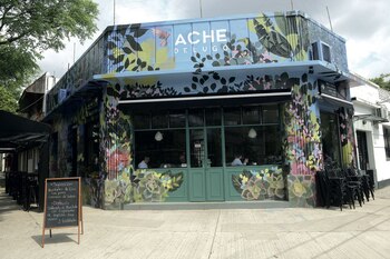 ACHE DELUGO. Donado 1898 (esq. Sucre), Cap.