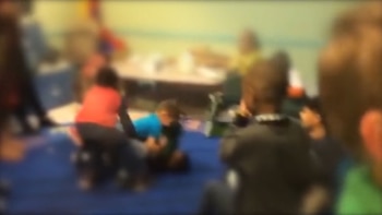 Un niño intenta separar a