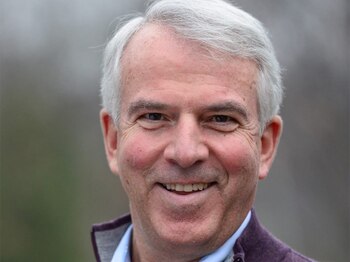 El republicano Bob Hugin quiere