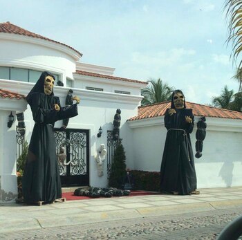 Algunos curiosos ven la decoración