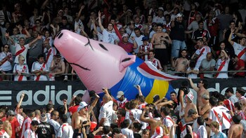 La hinchada de River pasea