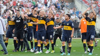 El plantel de Boca celebra