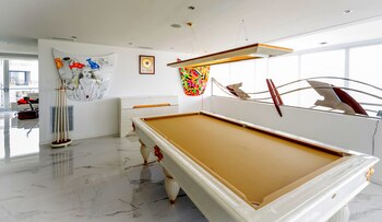 Atrás de la mesa de