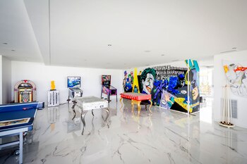 La amplia sala de juegos