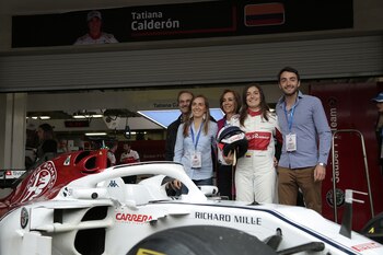 Su familia la espera en