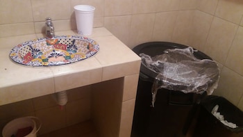 Utilizaron también contenedores de basura para reservar el líquido