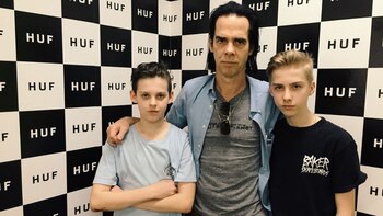 Nick Cave junto a sus