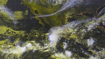 Xavier avanza por el Pacífico