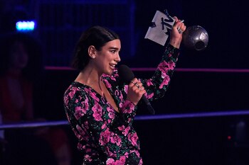 Dua Lipa, recibiendo su premio a mejor artista pop (Photo by LLUIS GENE / AFP)