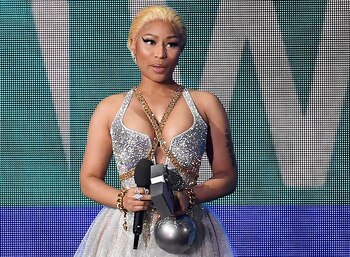 Nicki Minaj ganó como mejor cantante de hip hop y mejor look (Photo by LLUIS GENE / AFP)