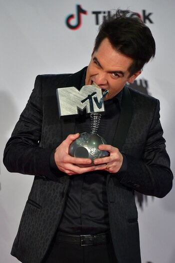 US band Panic! at the Disco posa con su premio tras ser reconocido como el mejor artista alternativo (Photo by ANDER GILLENEA / AFP)