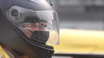 Un motorista cubre la mitad