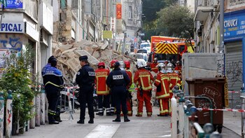 Bomberos y policías franceses en