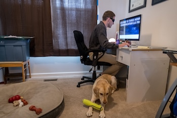 Jason Corning trabaja en su