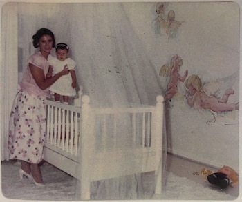 Victoria Eugenia Henao junto a