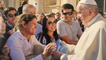 Militantes pro-vida le regalaron un pañuelo celeste al papa Francisco