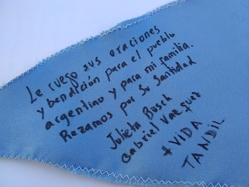 El pañuelo celeste llevaba un pedido de bendición para el pueblo argentino