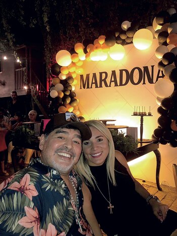 Maradona a pura sonrisa junto