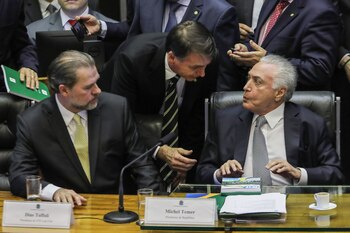 Jair Bolsonaro saluda a Michel