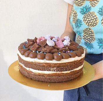 Bizcochuelo de chocolate, crema, dulce