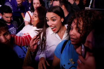 La demócrata Alexandria Ocasio-Cortez ganó
