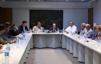 Dante Sica reunido con representantes